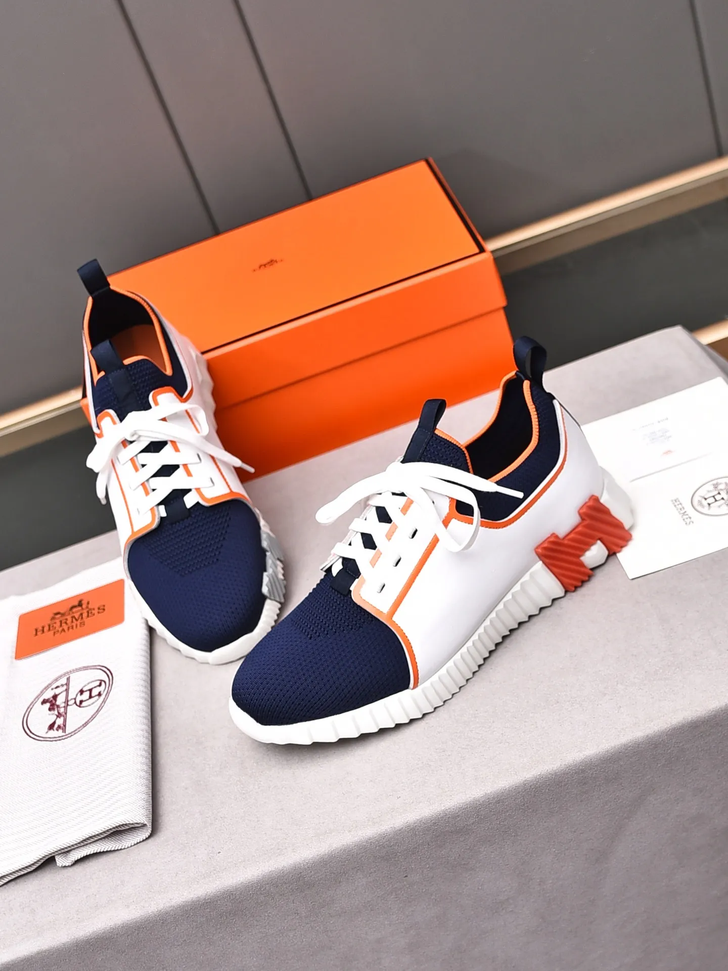Factory price PP600 [Hermes] fe new arrival~ New Bouncing sneakers are the most comfortable shoes from Hermès, no one else⃣️. They are very light on the feet and look great. You won’t feel tired even when you go shopping and running around. 👍 Very light and comfortable, very light, suitable for both sports and leisure, and feel great when you step on them! It’s up to you to choose, there’s always what you want~ ✔️Fabric: Imported first-layer cowhide + high-elastic fly weave ✔️Inner lining: Imported water-dyed cow lining ✔️Outsole: Seamless combination of IP+TPU (multi-color letters) German technology irradiation machine ✔️Code number: Male 38-44 (45 customized)